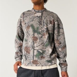 NWOT Hollister Boxy Camo Logo
Crew Sweatshirt Light Camo
